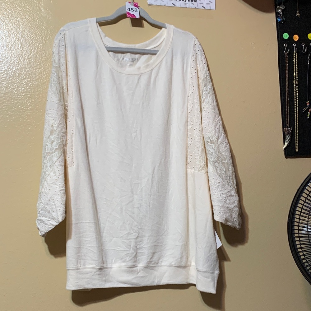 #537 size 5 Torrid NWT super-soft plush Cream Lace Sleeve Tunic